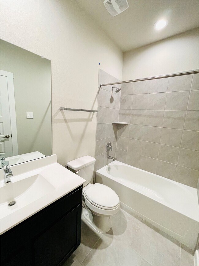 Building Photo - 3310 Silverton Dr