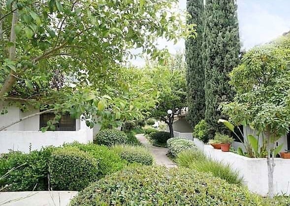 Building Photo - Escondido 3 Br Gated LOVELY Townhome 2 pat...