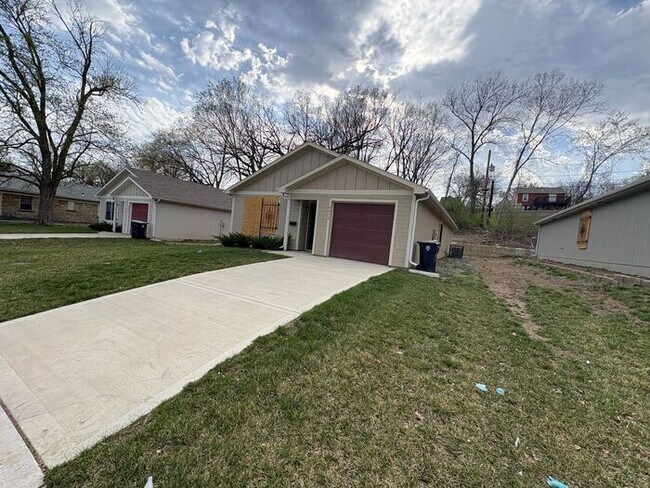 Primary Photo - Charming 4-Bedroom Home with Spacious Livi...