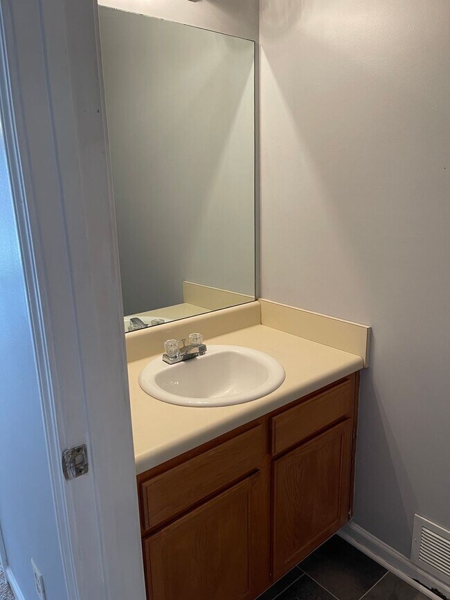 Building Photo - Updated Townhome