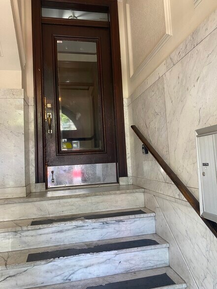 Building Photo - 11 Gray St