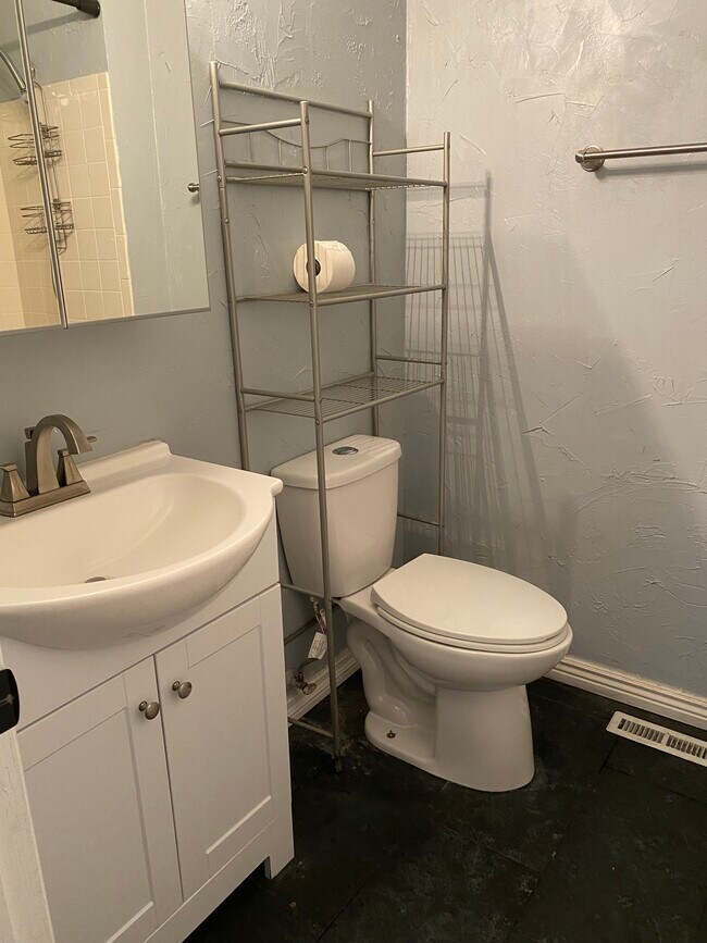 full bath upstairs - 2370 Lexington Village Ln