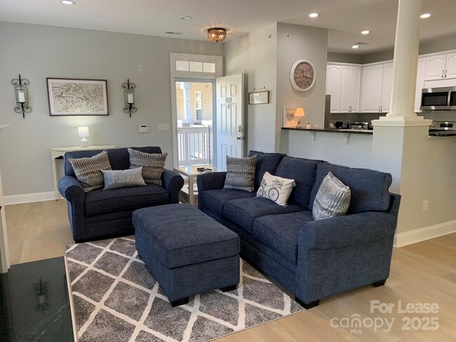 Building Photo - 9033 Rosalyn Glen Rd