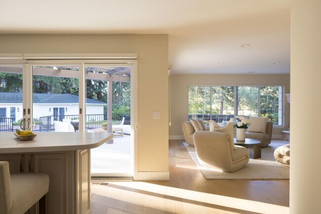 Building Photo - 10 Meadow Ln