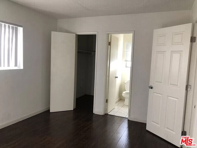 Building Photo - 2530 Carmona Ave