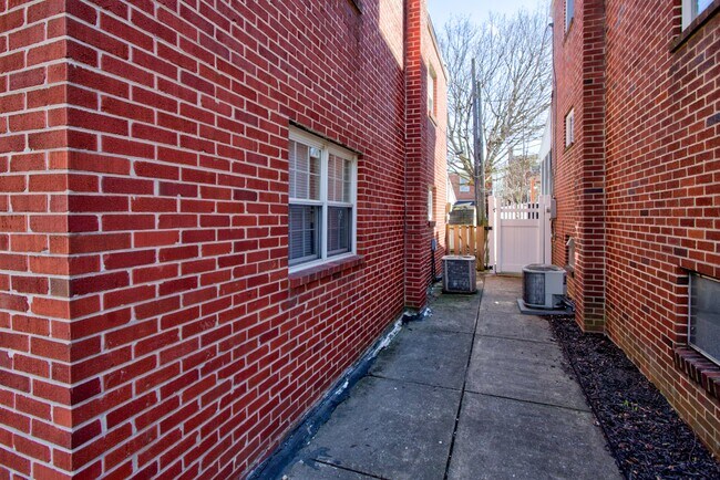 Building Photo - 824 Wabank St