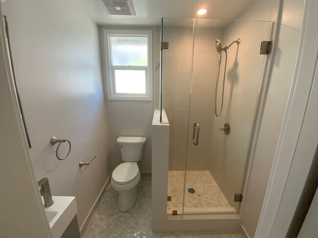 Building Photo - Adorable fully remodeled home on Ruhland with large yard