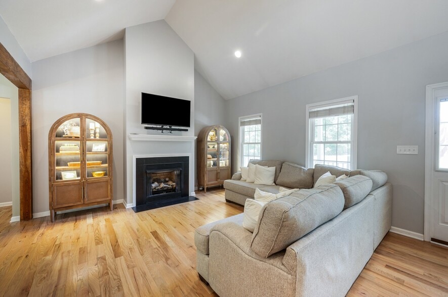Building Photo - 883 Little Bear Ln