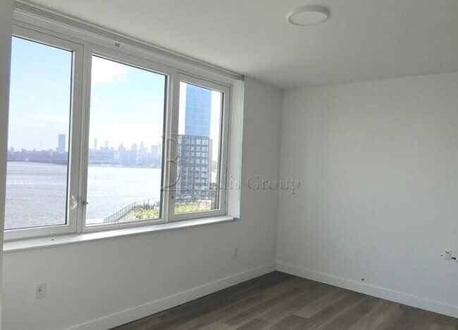Building Photo - 3 bedroom in LONG ISLAND CITY NY 11101