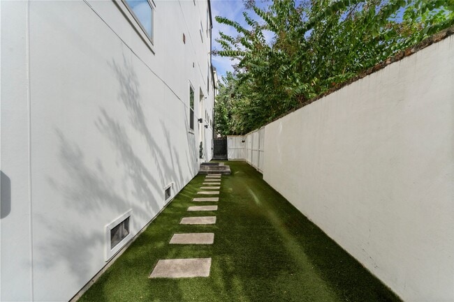 Building Photo - 1902 W 25th St