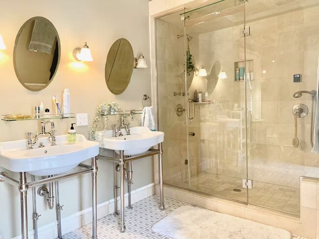 Building Photo - Enormous Upper Floor Unit in Heart of Downtown MKE