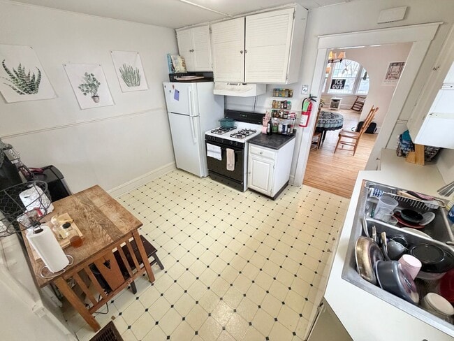 Building Photo - 3 Bedroom Apartment in Burlington VT Available NOW! OFF STREET PARKING, LAUNDRY, HEAT INCLUDED!
