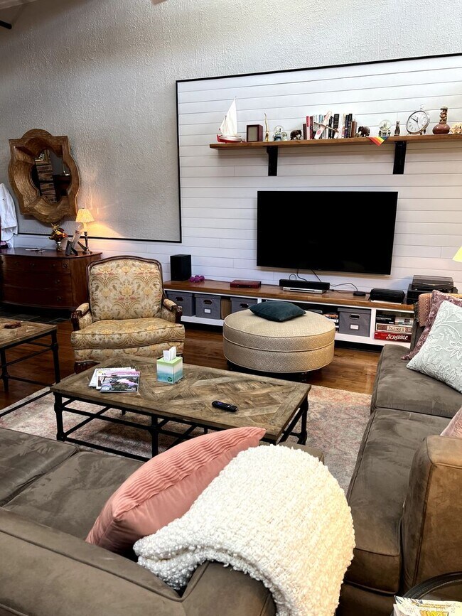 Building Photo - One-of-a-Kind 2BR Condo in Downtown Raleig...