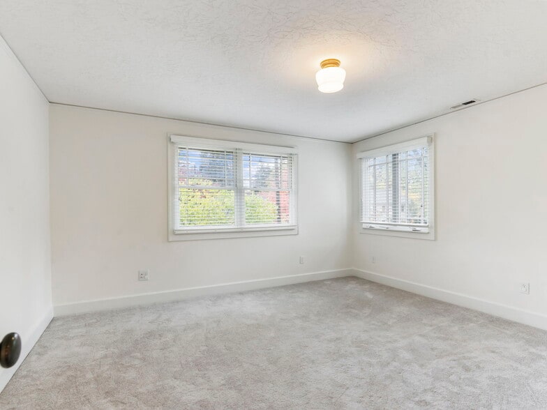 Building Photo - 2605 NE 35th Ave