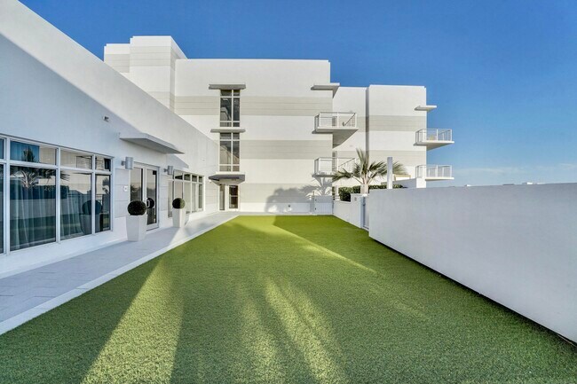 Building Photo - 155 E Boca Raton Rd