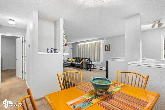 Building Photo - 3BD/2BA Triplex Unit with Modern Comforts