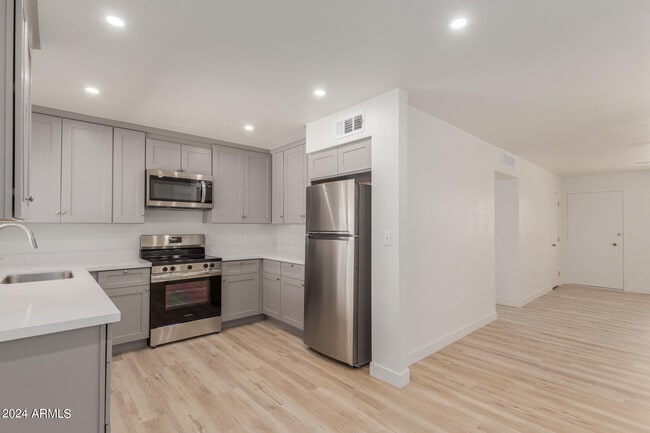 Building Photo - 10935 W Santa Fe Dr