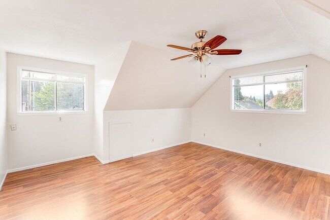 Building Photo - CUTE AND COZY FOUR BEDROOM IN LONGVIEW