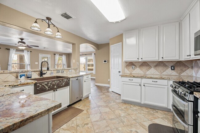 Building Photo - 5817 Vineyard Hill Dr