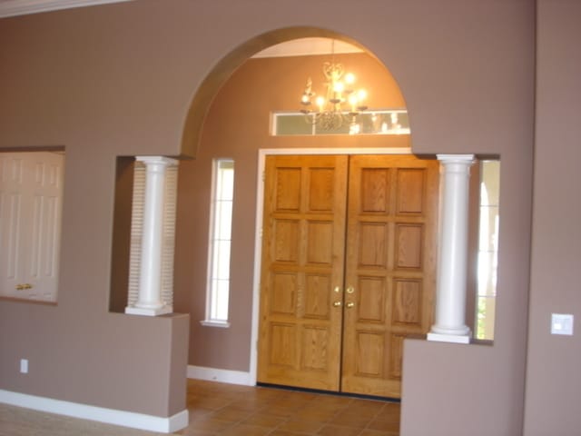 Building Photo - RARE ONE STORY EXECUTIVE HOME IN GATED COM...