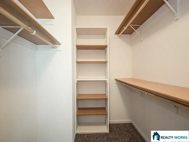 Building Photo - Spacious 4 Bed, 3 Bath Townhome with finished Basement