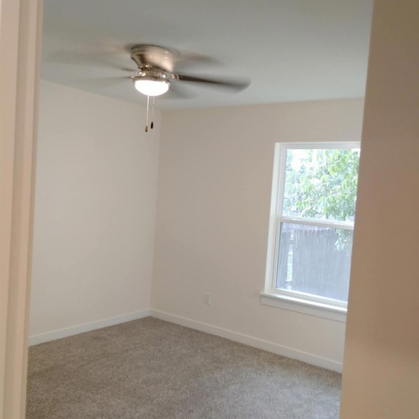 Building Photo - 928 E Cameron Ave