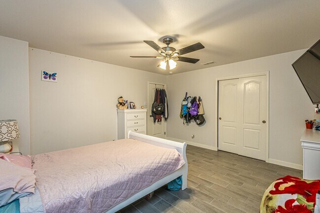 Building Photo - 5220 Feria Dr