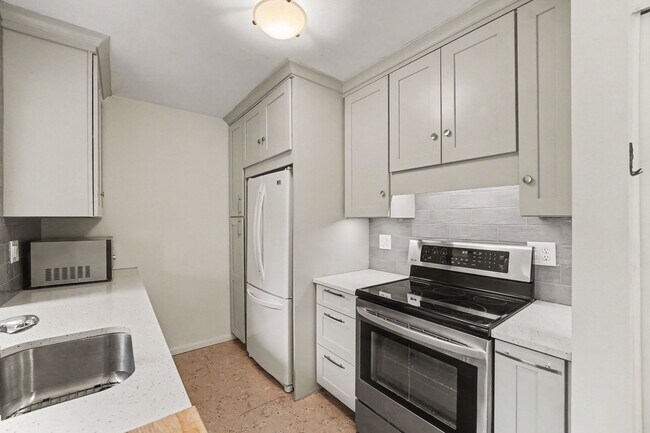 Building Photo - Bright Top-Floor 2 Bed, 2 Bath Condo with Loft & Vaulted Ceilings
