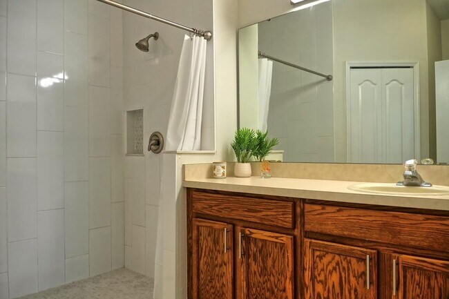 Building Photo - Avalon Park Townhome