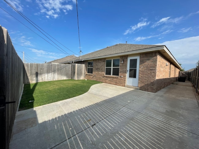 Building Photo - 5205 Graceland Dr