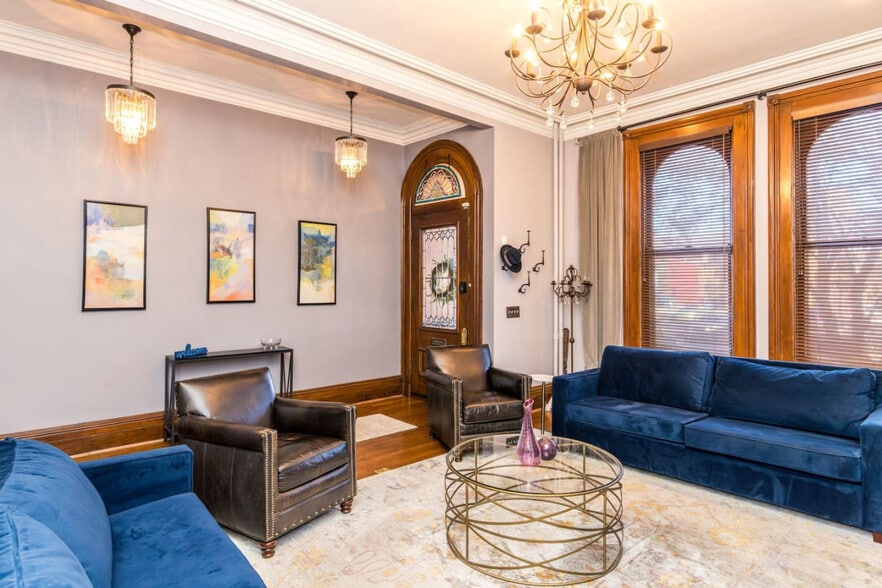 Building Photo - 215 W 9th St