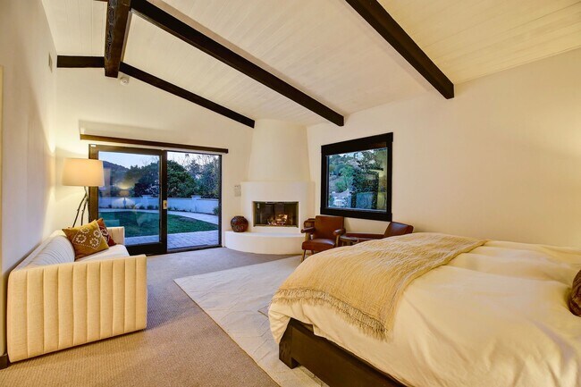 Building Photo - Fully Furnished Luxurious Spanish Mediterranean Villa in Hollywood Hills: 4-Bedroom, 2.5-Bath Ret...