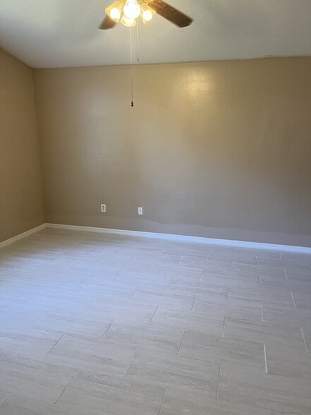 Building Photo - 14925 Redcliff Dr