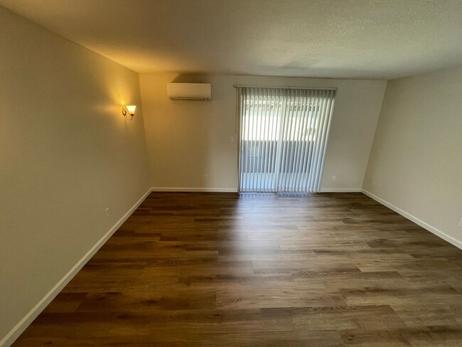 Building Photo - What the luxury of your OWN bathroom?