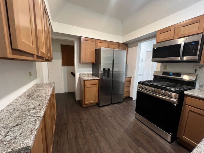Building Photo - Charming and Updated 3BR Home For Rent in Pittsburgh's Elliot Neighborhood
