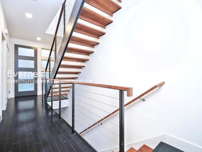 Building Photo - 2618 Eastlake Ave E