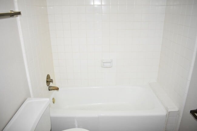 Building Photo - 309-311 Dogwood Dr