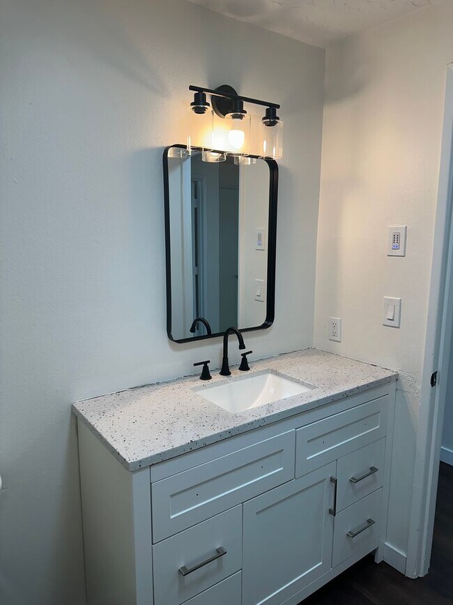 Building Photo - Beautifully updated 2 bedroom 1 bathroom d...