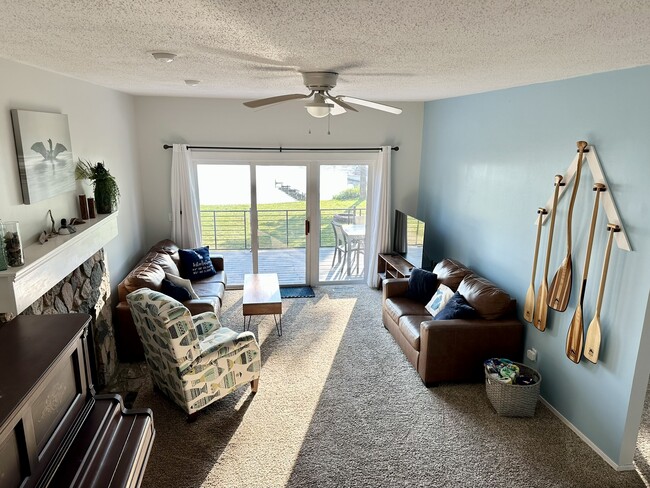 Building Photo - 5515 Lakeview Dr