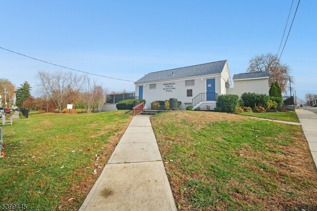 Building Photo - 246 Main St