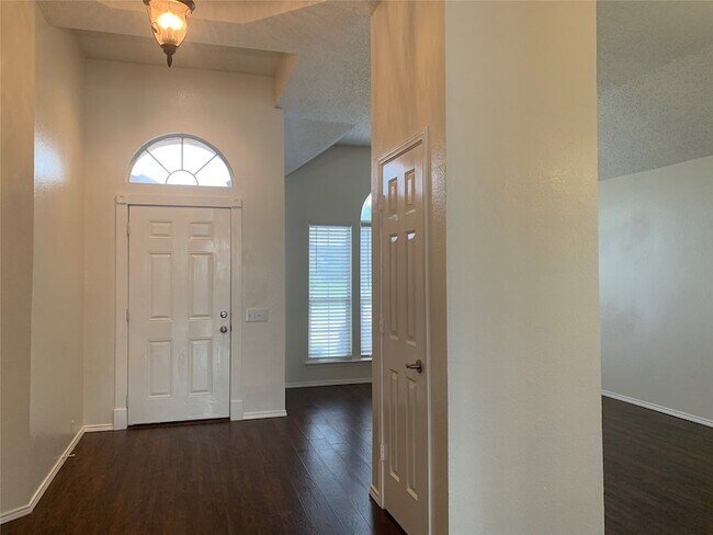 Building Photo - 4725 Park Bend Dr