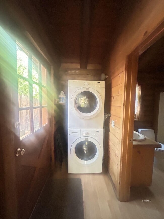 Building Photo - Quaint Log Mountain Cabin for Rent