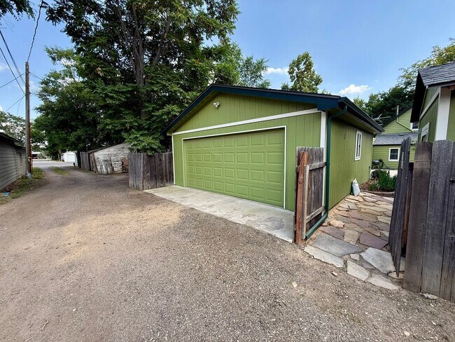 Building Photo - Downtown Charmer with Many Updates