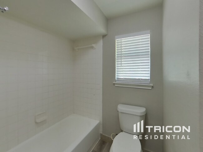 Building Photo - 9418 Live Point