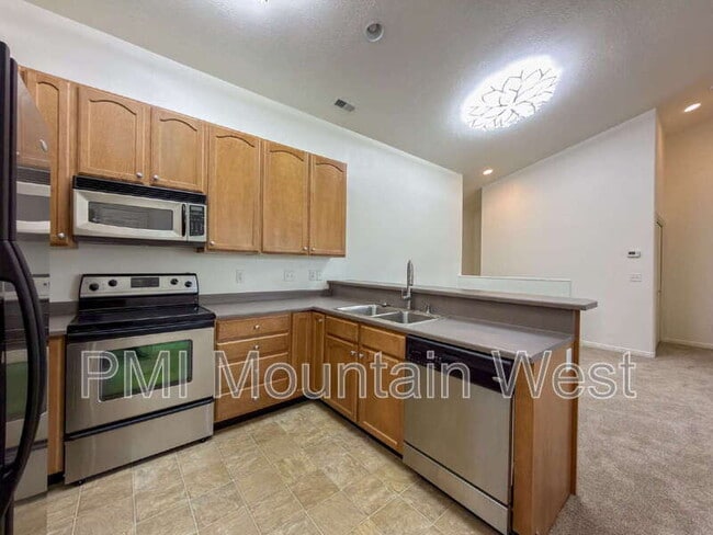 Building Photo - 443 Kent Dr