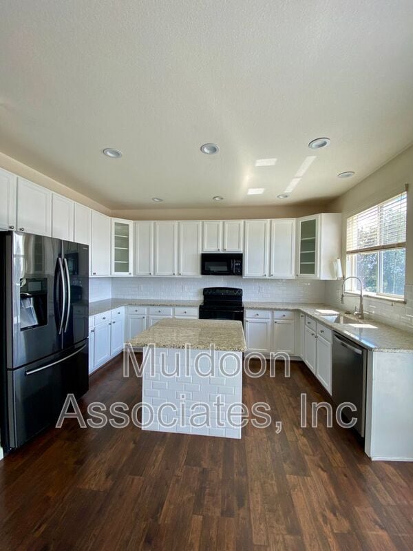 Building Photo - 7605 Dobbs Dr