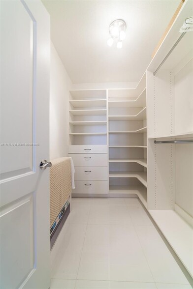 Building Photo - 2500 Parkview Dr