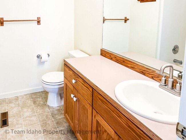 Building Photo - 5 bedrooms, 3 baths, and 3004 sqft Single Family Home