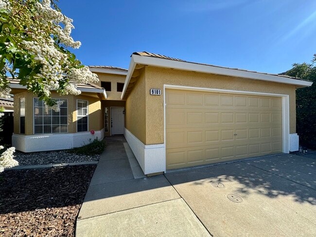 Building Photo - Spacious 3BD/2BA Home with 2-Car Garage in Desirable Antelope