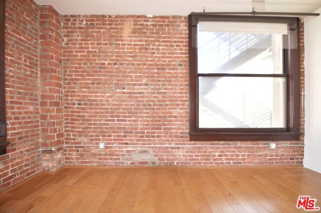 Building Photo - 460 S Spring St